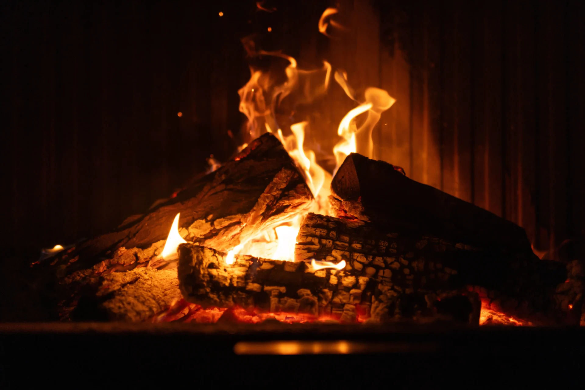 Brennendes Holz im Kamin